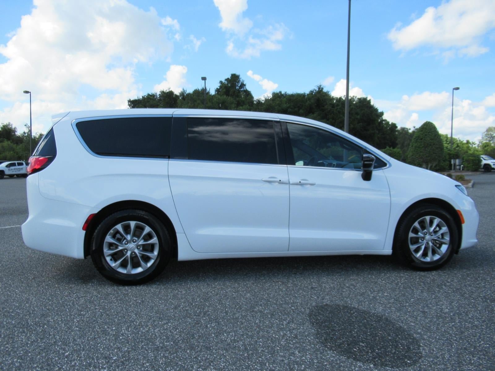 Used 2026 Chrysler Pacifica Limited FWD image 2