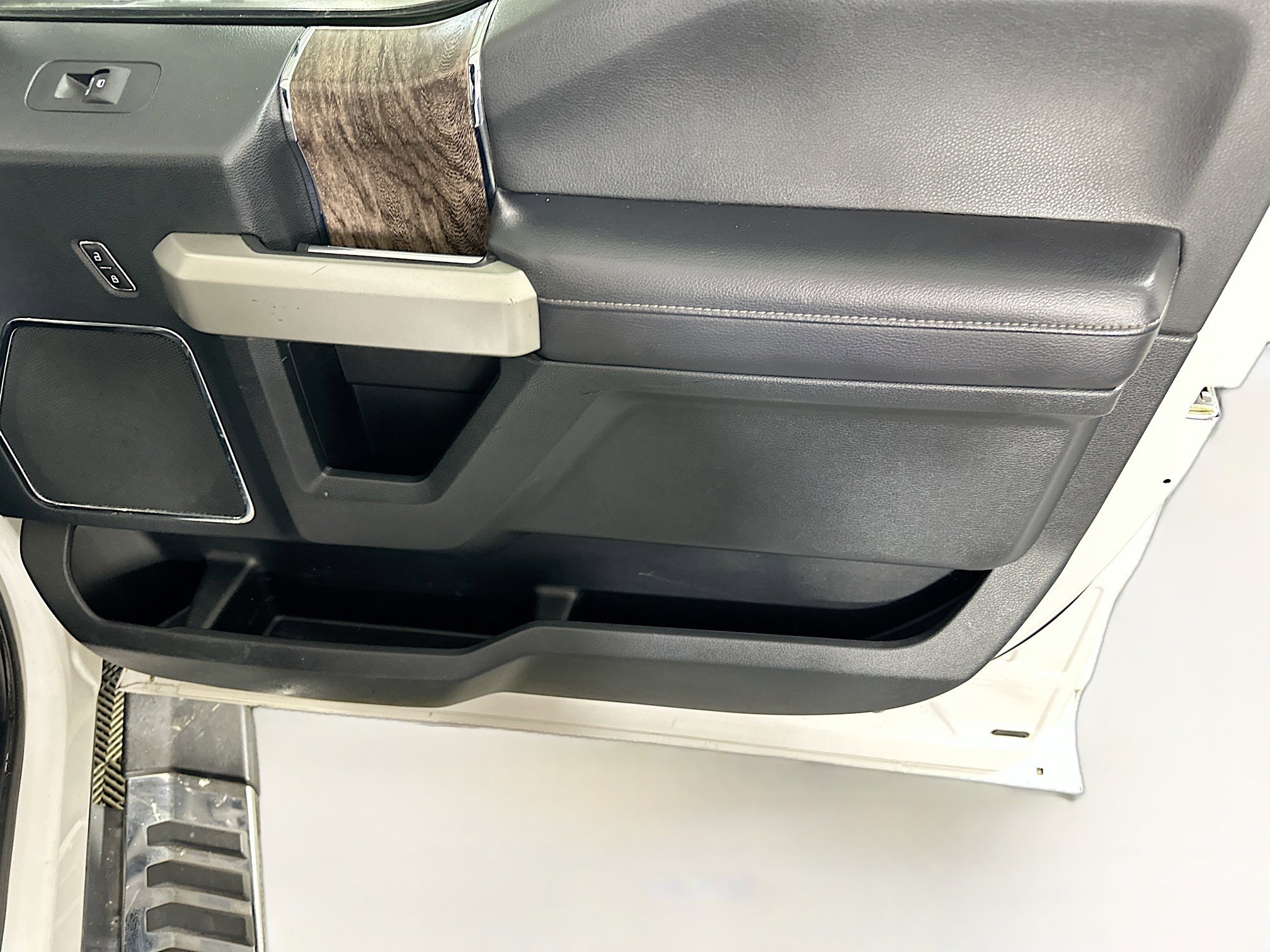 Used 2018 Ford F250 Lariat w/ Chrome Package image 30