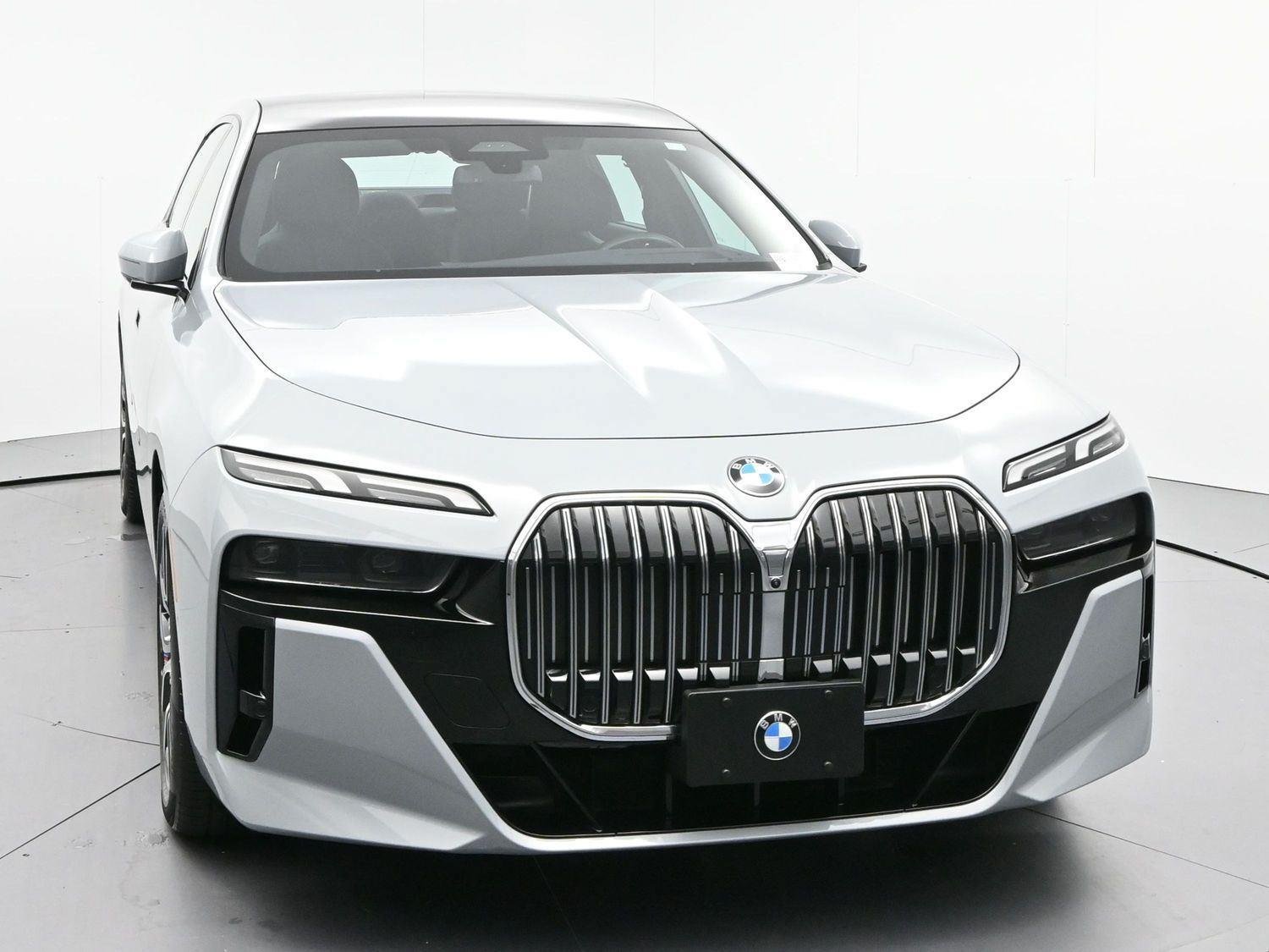 Used 2024 BMW 740i xDrive w/ Premium Package AWD/4WD image 2