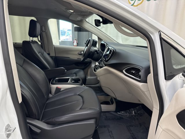 Used 2024 Chrysler Pacifica Touring-L image 31
