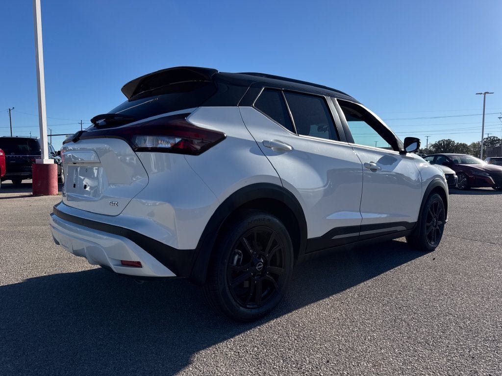 Used 2023 Nissan Kicks SR w/ SR Premium Package FWD image 7