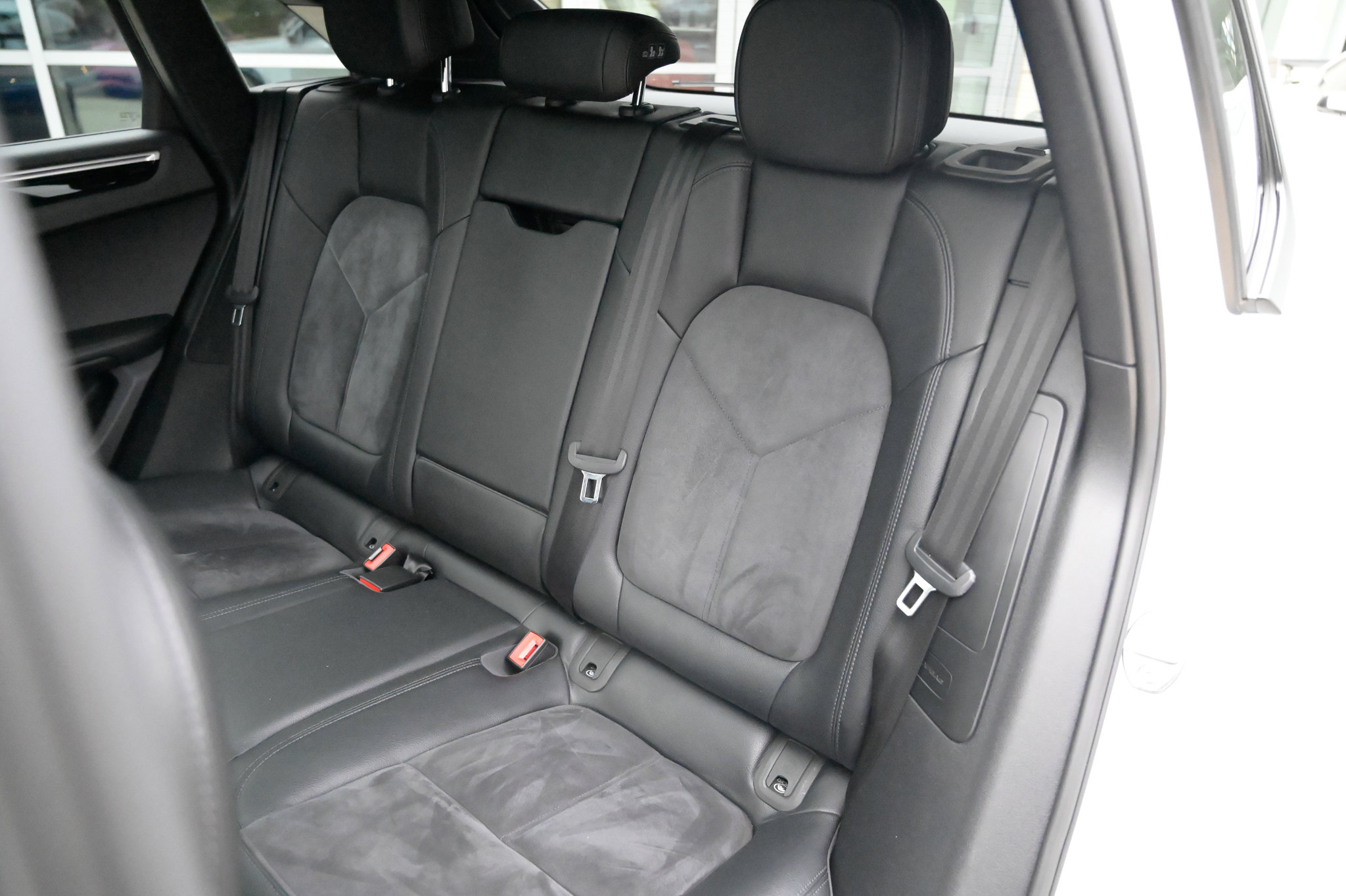 Used 2018 Porsche Macan AWD/4WD image 38