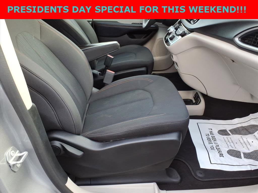 Used 2017 Chrysler Pacifica Touring image 8