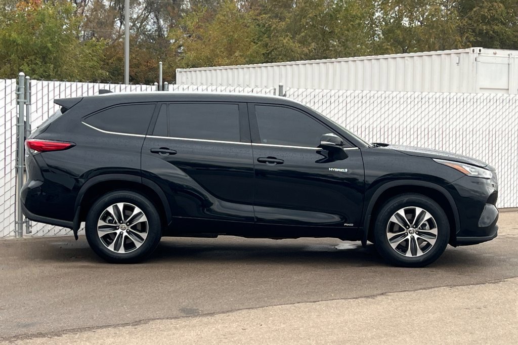 Used 2020 Toyota Highlander XLE image 3