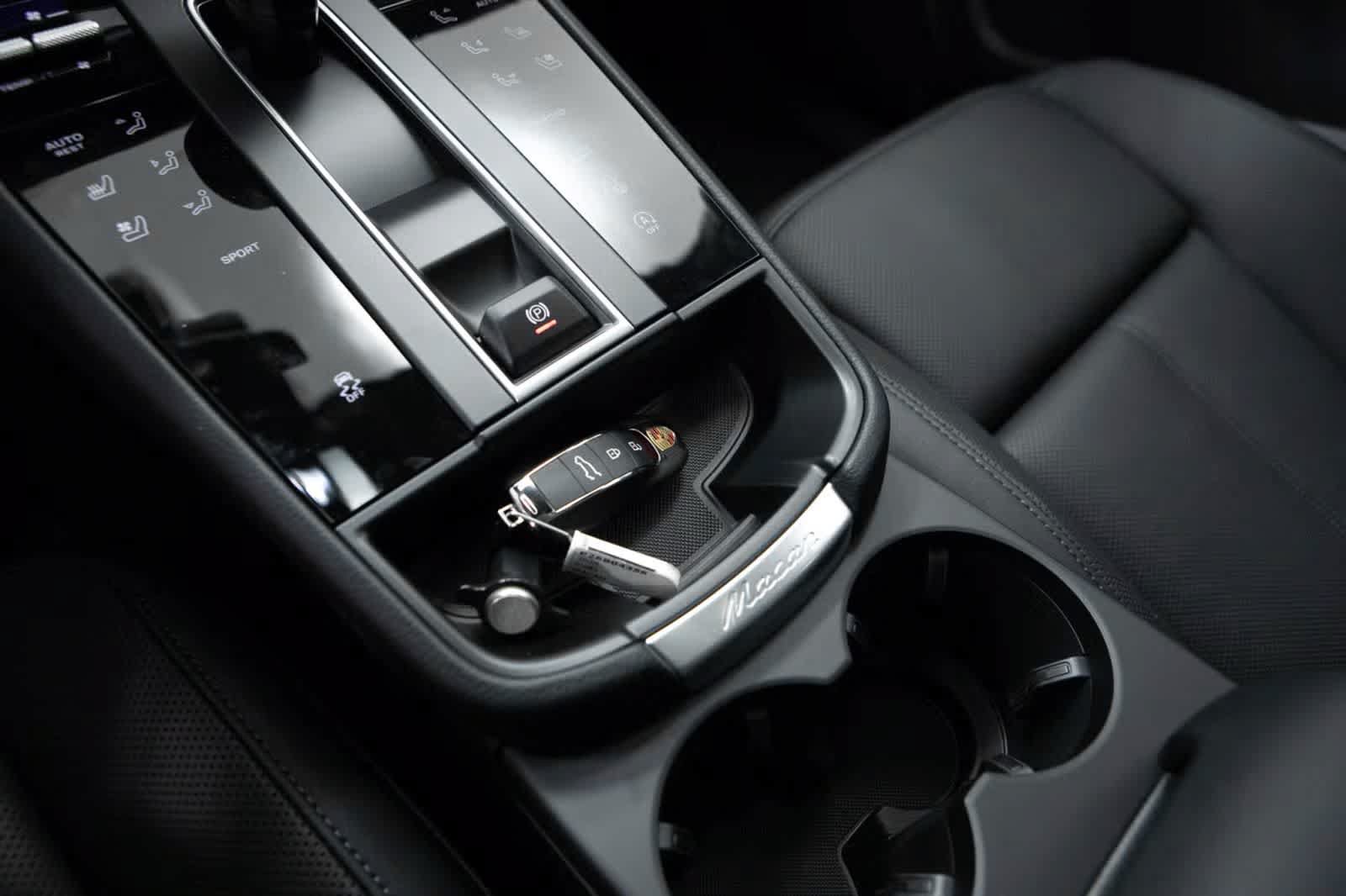 Certified 2026 Porsche Macan AWD/4WD image 32
