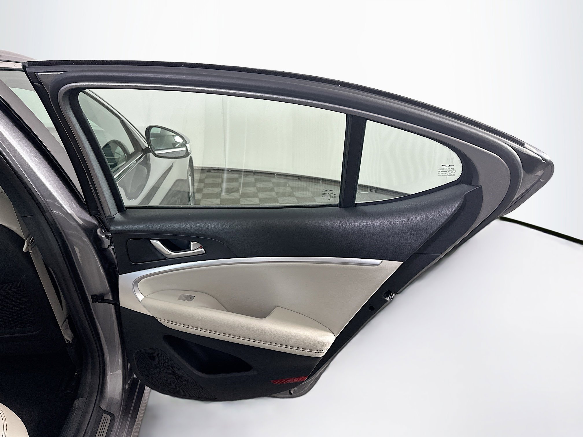 Used 2025 Genesis G70 2.5T image 31