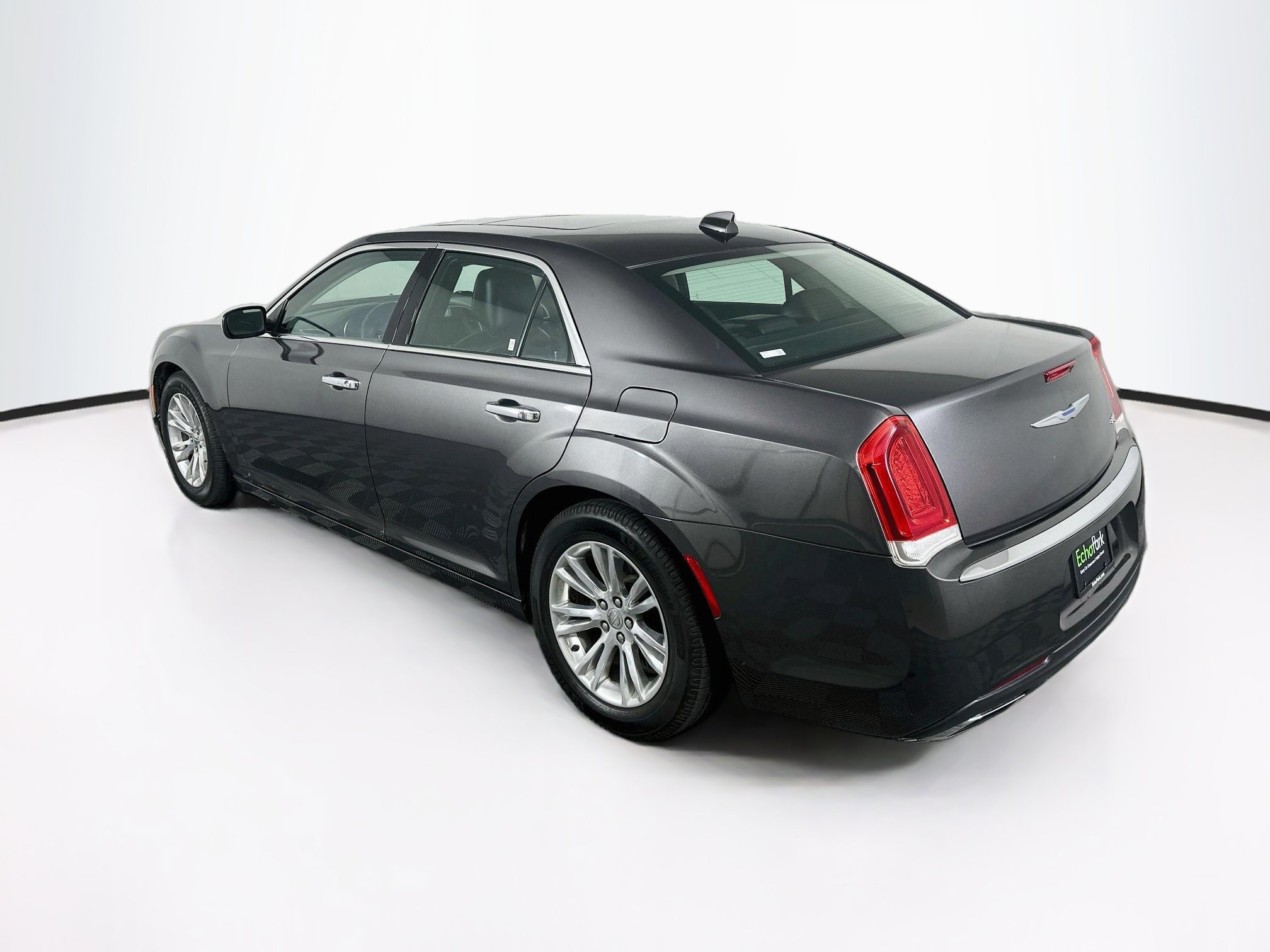 Used 2017 Chrysler 300 C RWD image 5