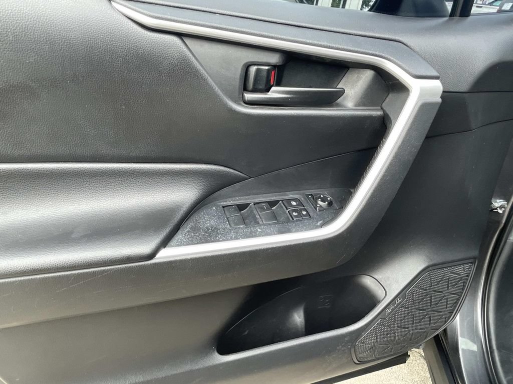 Used 2022 Toyota RAV4 LE FWD image 11