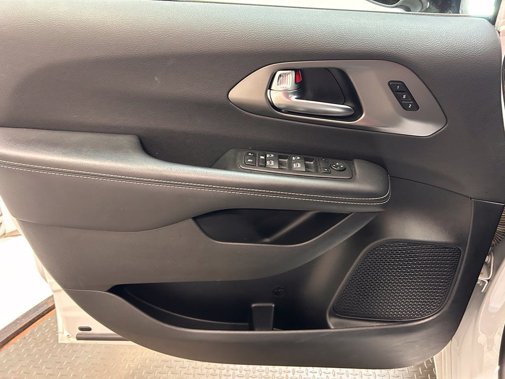 Used 2025 Chrysler Pacifica Select FWD image 10