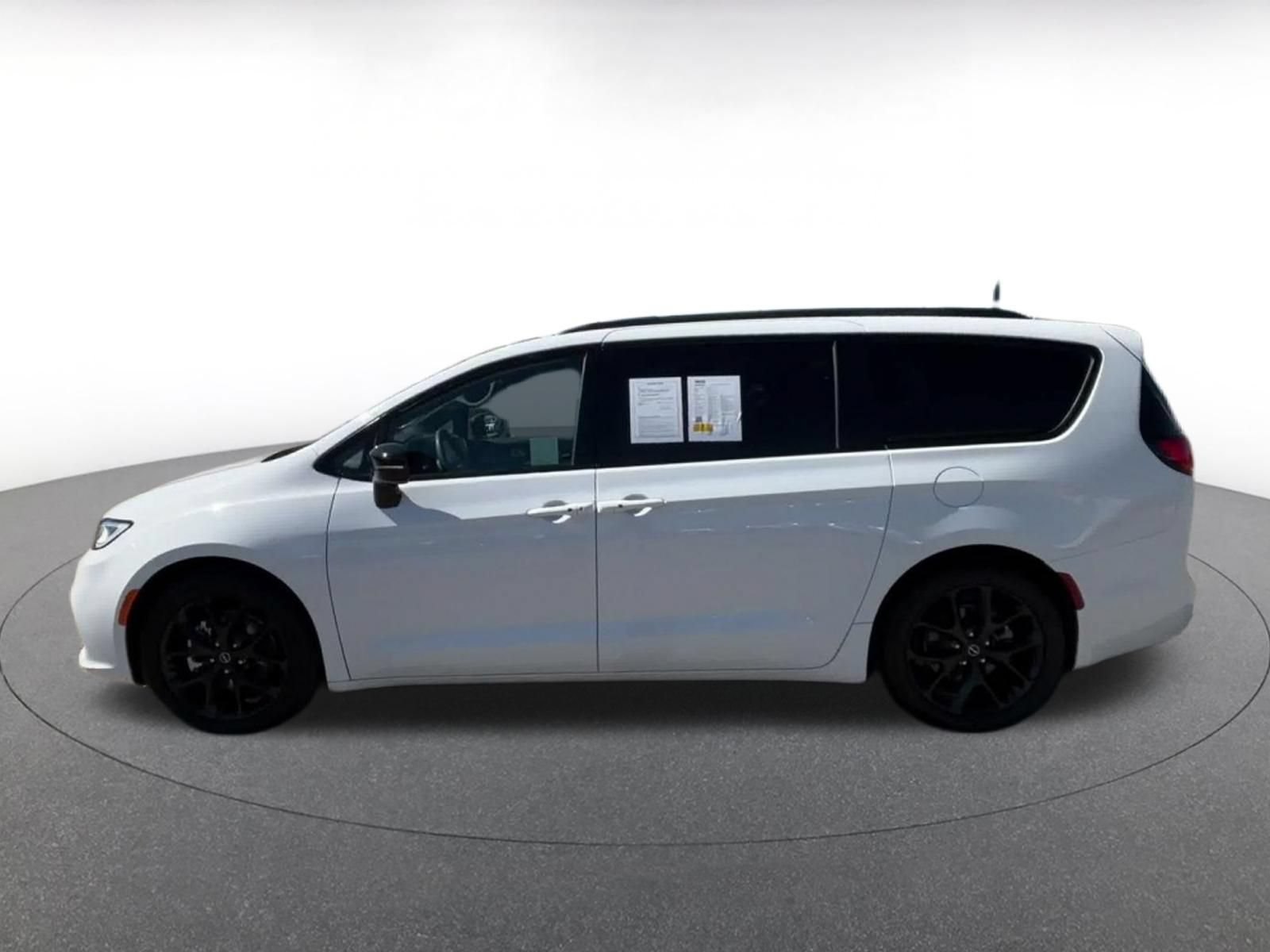 Used 2025 Chrysler Pacifica Limited FWD image 8