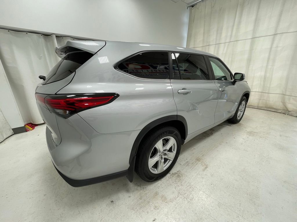 Used 2023 Toyota Highlander LE AWD/4WD image 4