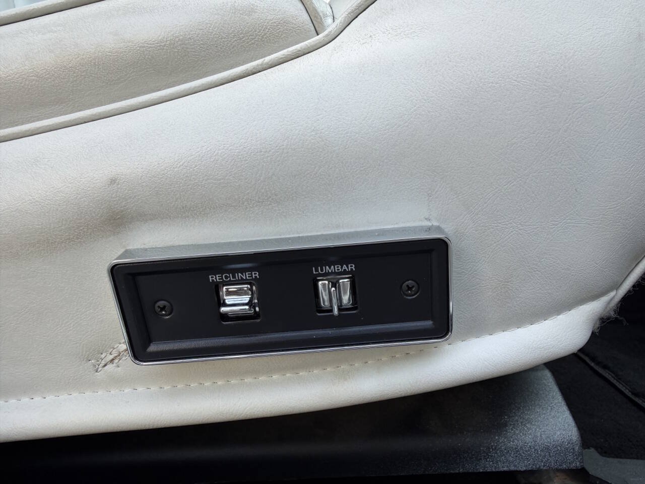 Used 1994 Lincoln Town Car Signature RWD image 27