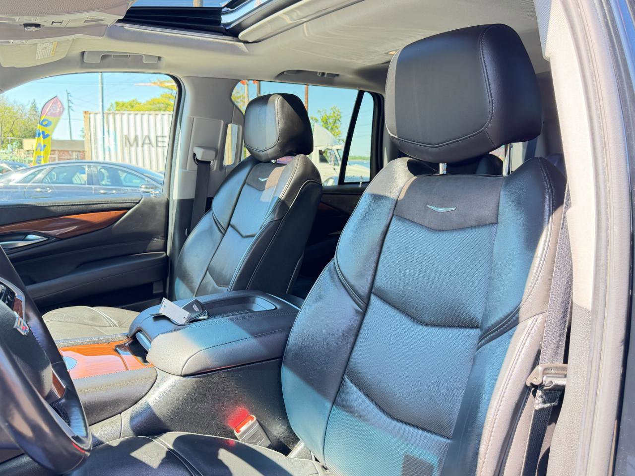 Used 2018 Cadillac Escalade Luxury AWD/4WD image 12