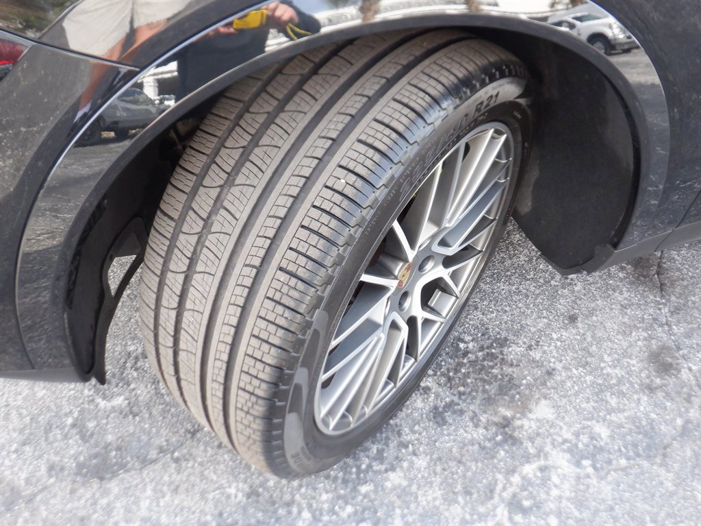 Used 2023 Porsche Cayenne Platinum Edition image 27