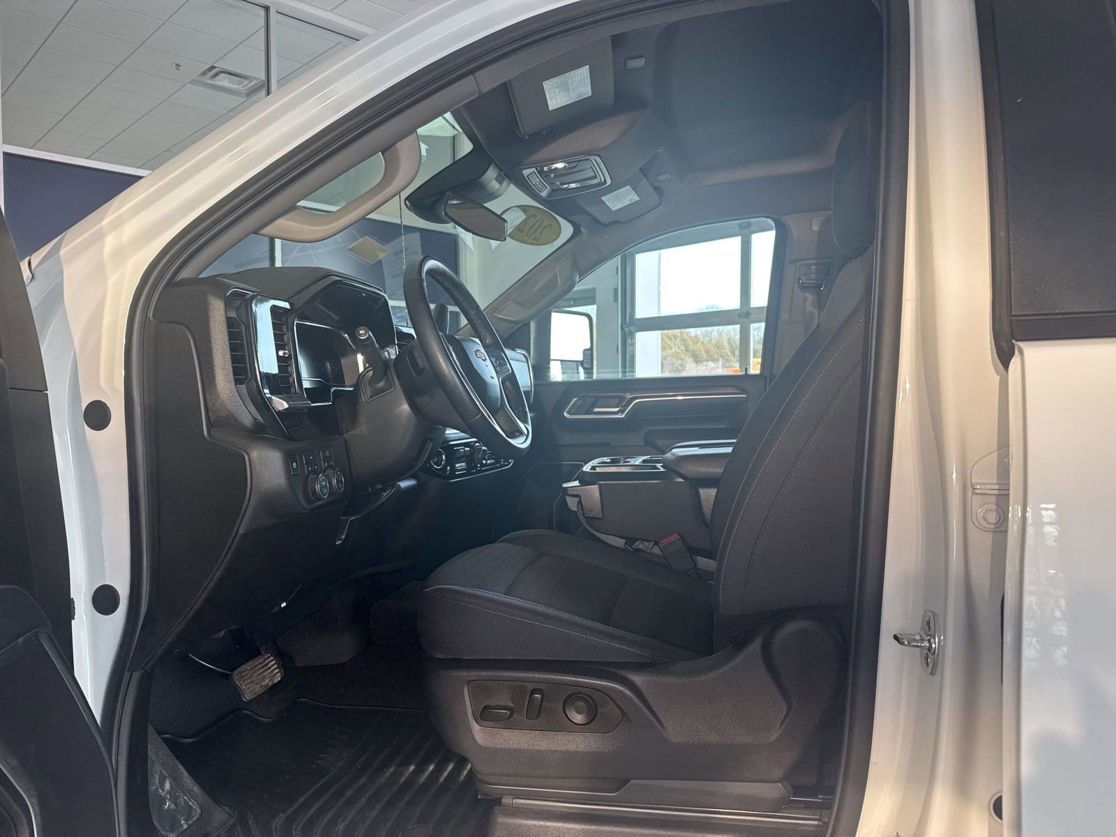 Used 2025 Chevrolet Silverado 2500 LT w/ Convenience Package image 23