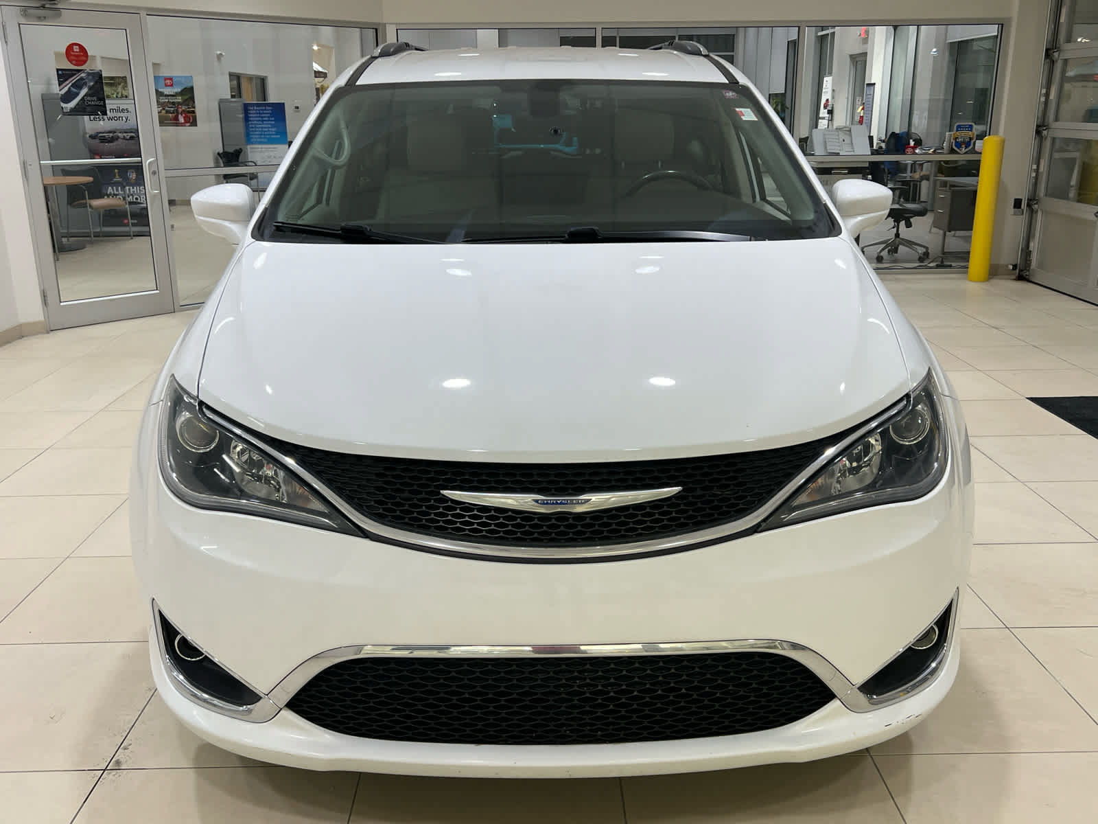 Used 2018 Chrysler Pacifica Touring-L FWD image 2