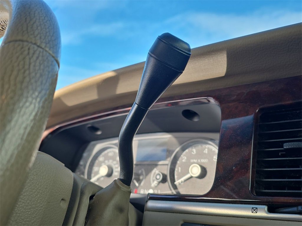 Used 2006 Lincoln Town Car Signature image 16