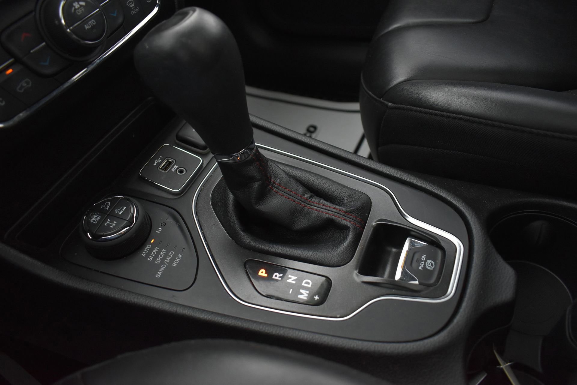 Used 2019 Jeep Cherokee Trailhawk w/ Comfort/Convenience Group AWD/4WD image 34