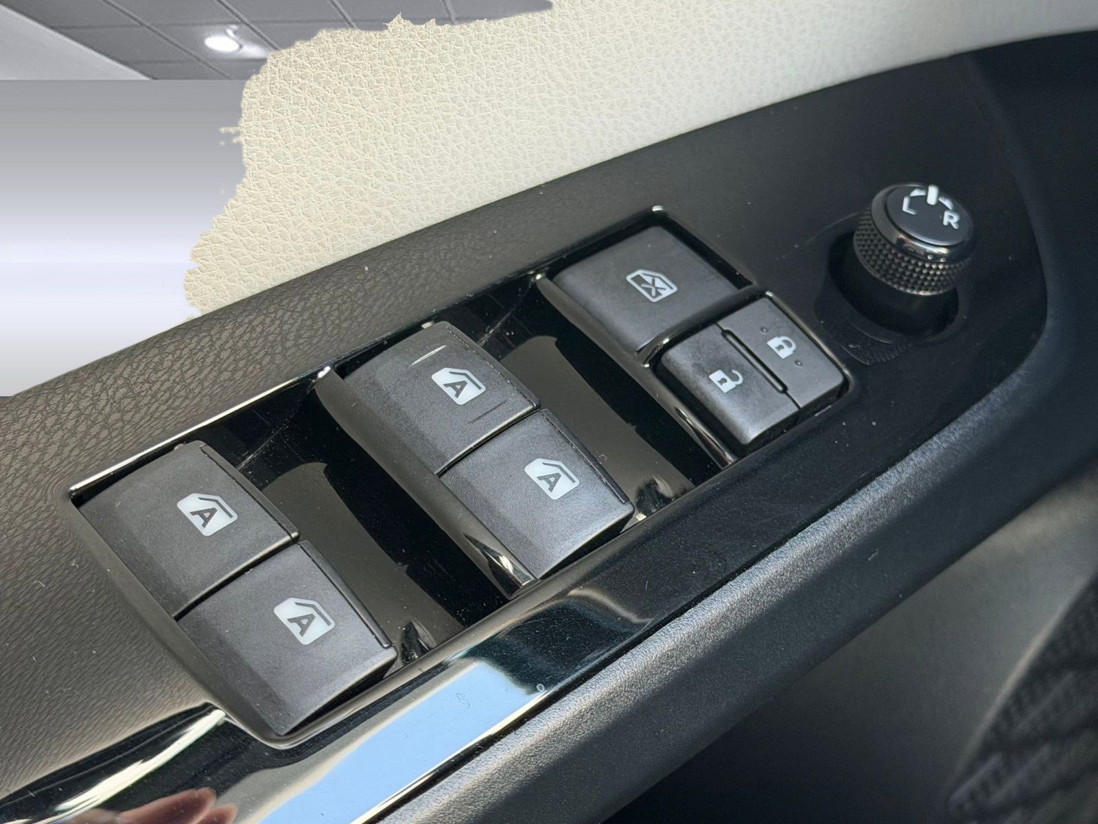 Used 2017 Toyota Prius Three image 27