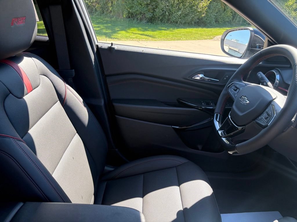 New 2026 Chevrolet Trax RS w/ Sunroof Package FWD image 31
