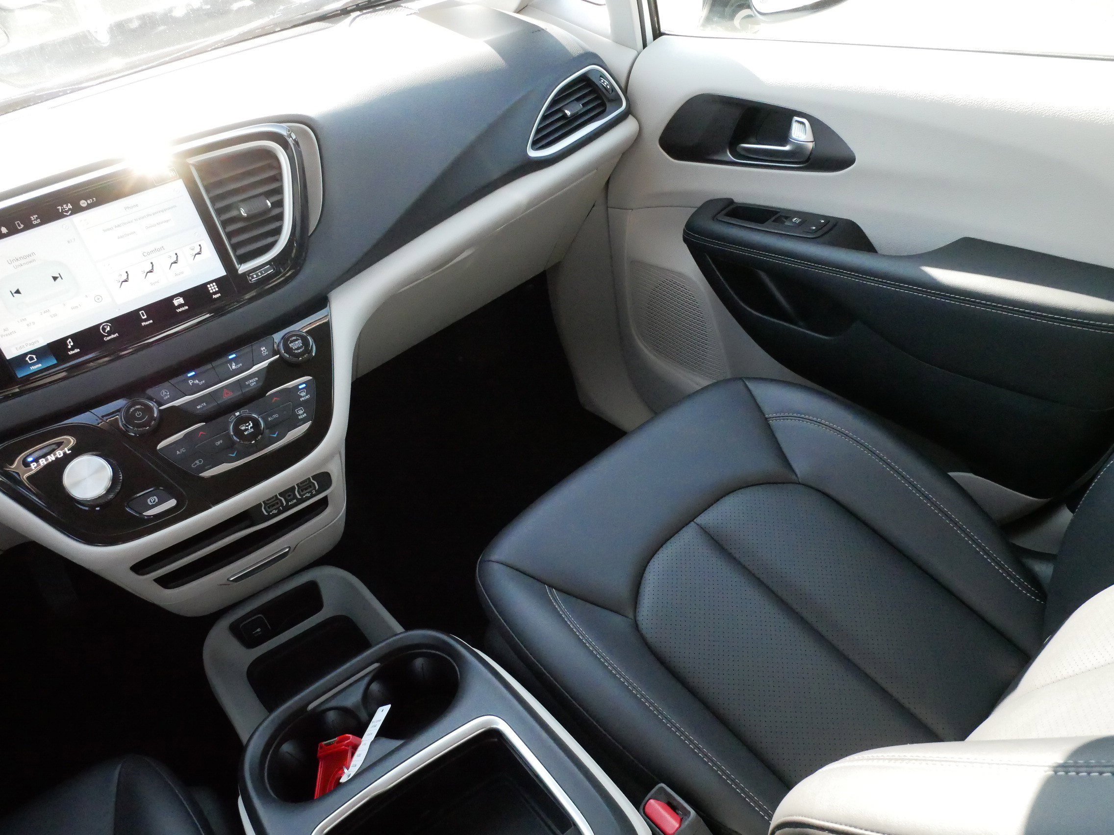 Used 2024 Chrysler Pacifica Touring-L FWD image 11