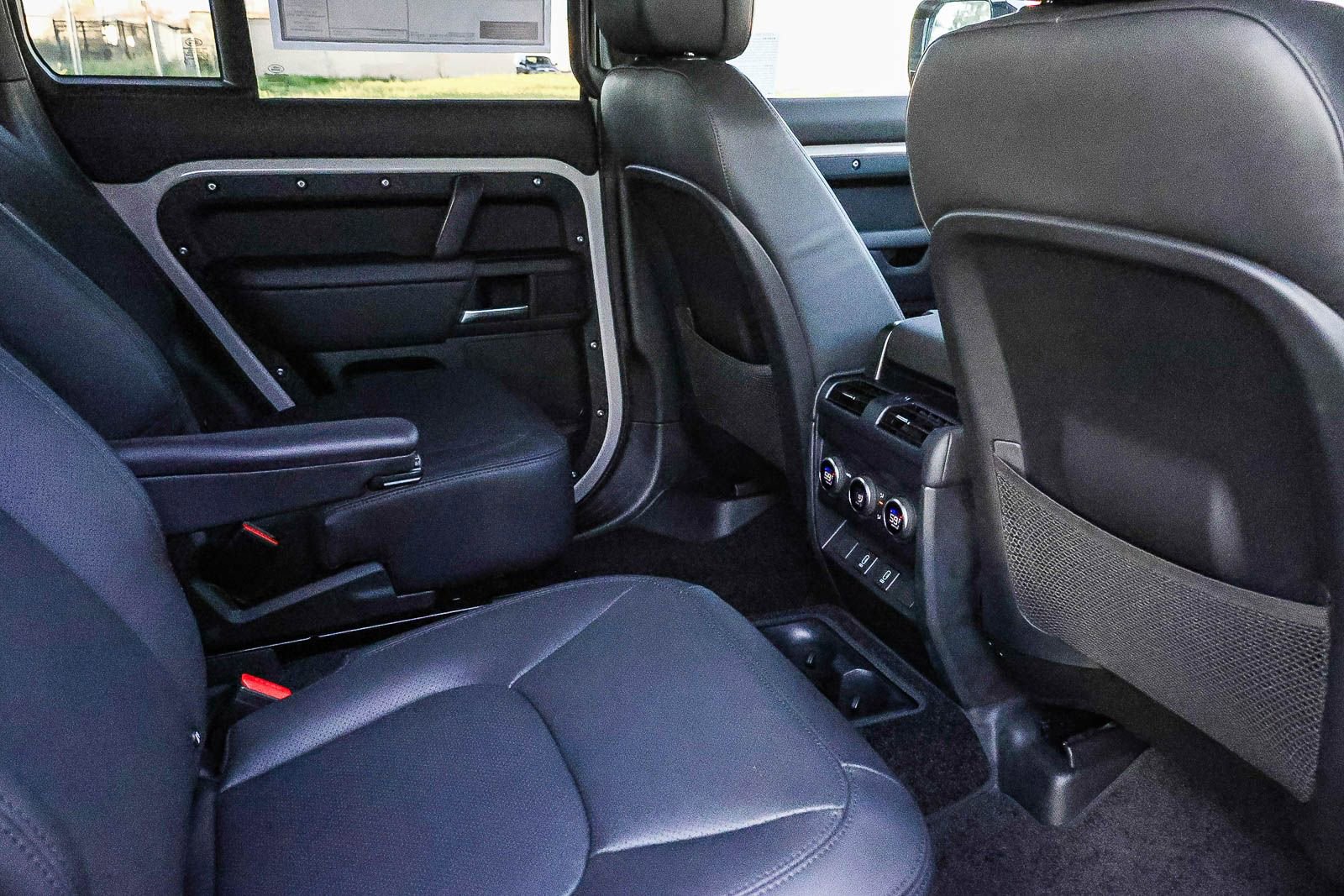 New 2026 Land Rover Defender 130 X-Dynamic SE image 20