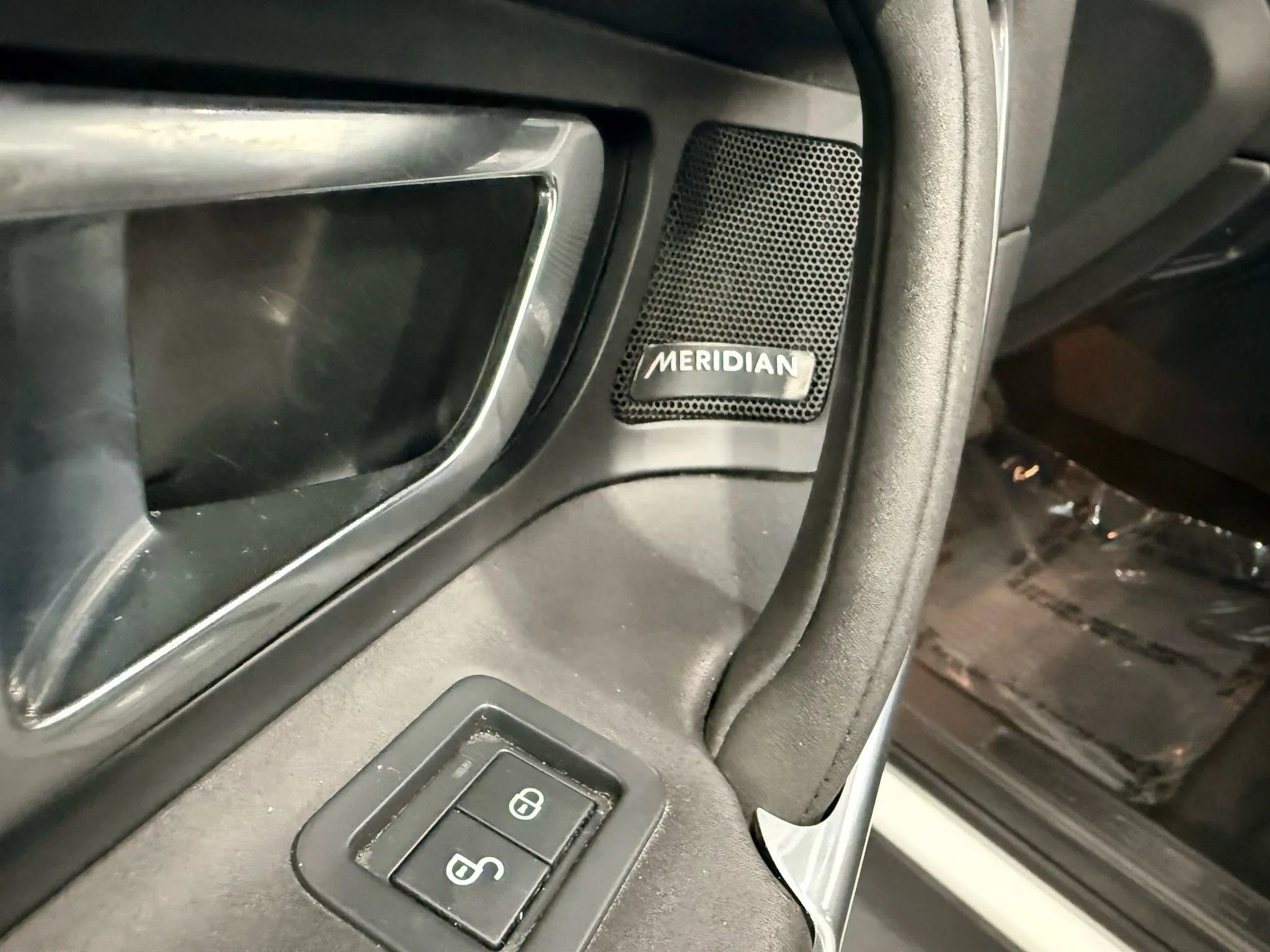 Used 2017 Land Rover Discovery Sport SE image 23