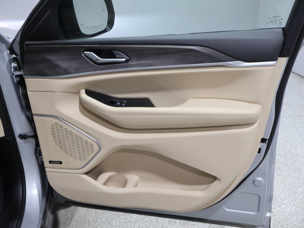 Certified 2023 Jeep Grand Cherokee Limited w/ Luxury Tech Group II AWD/4WD image 25