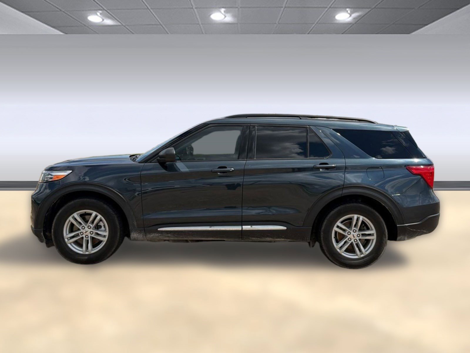 Certified 2024 Ford Explorer XLT RWD image 2