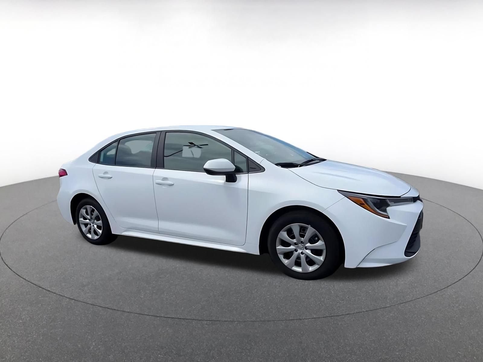 Used 2025 Toyota Corolla LE FWD image 2