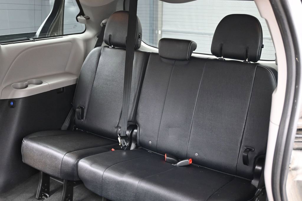 Used 2018 Toyota Sienna SE FWD image 35