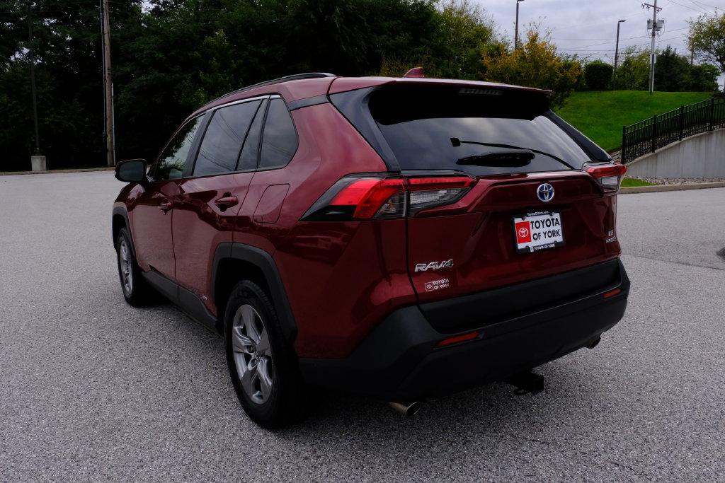 Used 2022 Toyota RAV4 LE AWD/4WD image 5