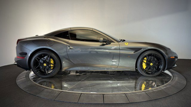 Used 2015 Ferrari California T image 36