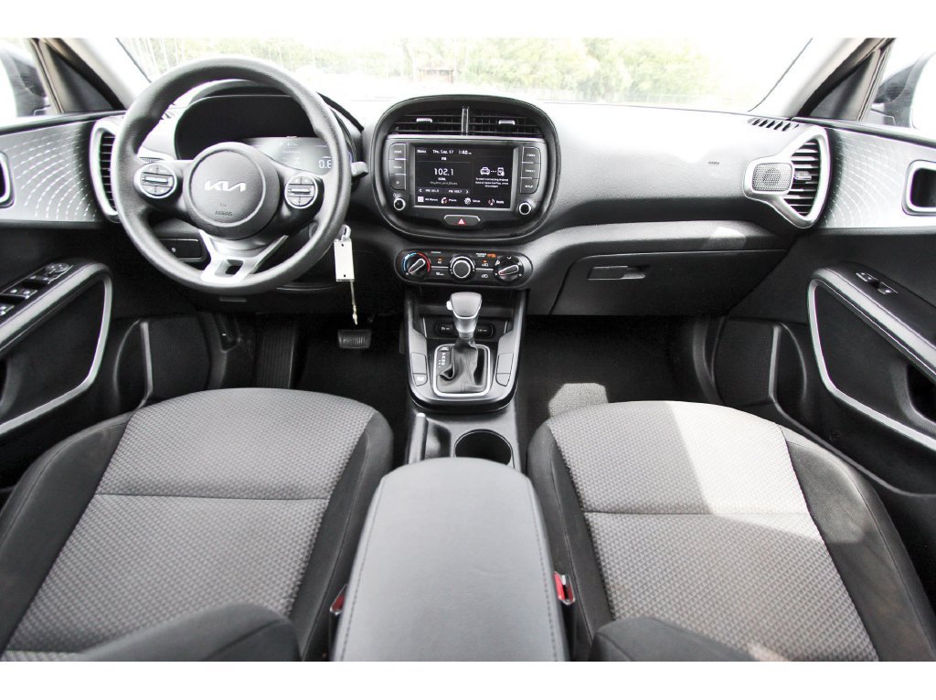 Used 2025 Kia Soul LX w/ LX Technology Package FWD image 10
