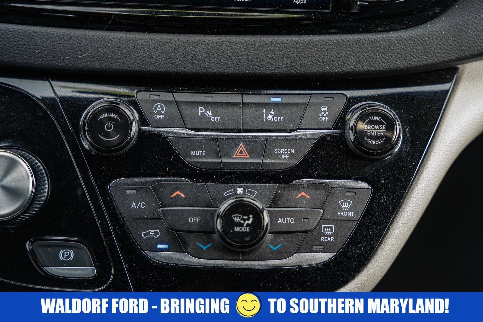 Used 2024 Chrysler Pacifica Touring-L image 24