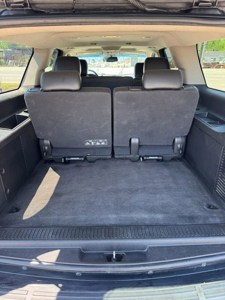 Used 2011 GMC Yukon XL SLT w/ SLT-2 Equipment Package AWD/4WD image 16