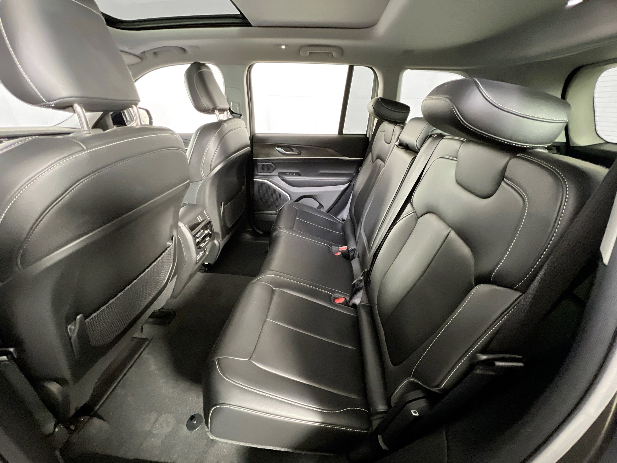 Used 2022 Jeep Grand Cherokee Limited image 23