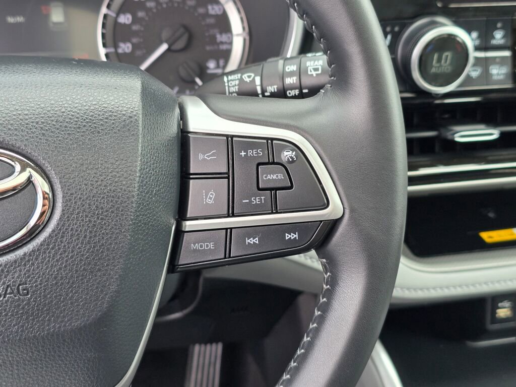 Used 2024 Toyota Highlander XLE AWD/4WD image 19