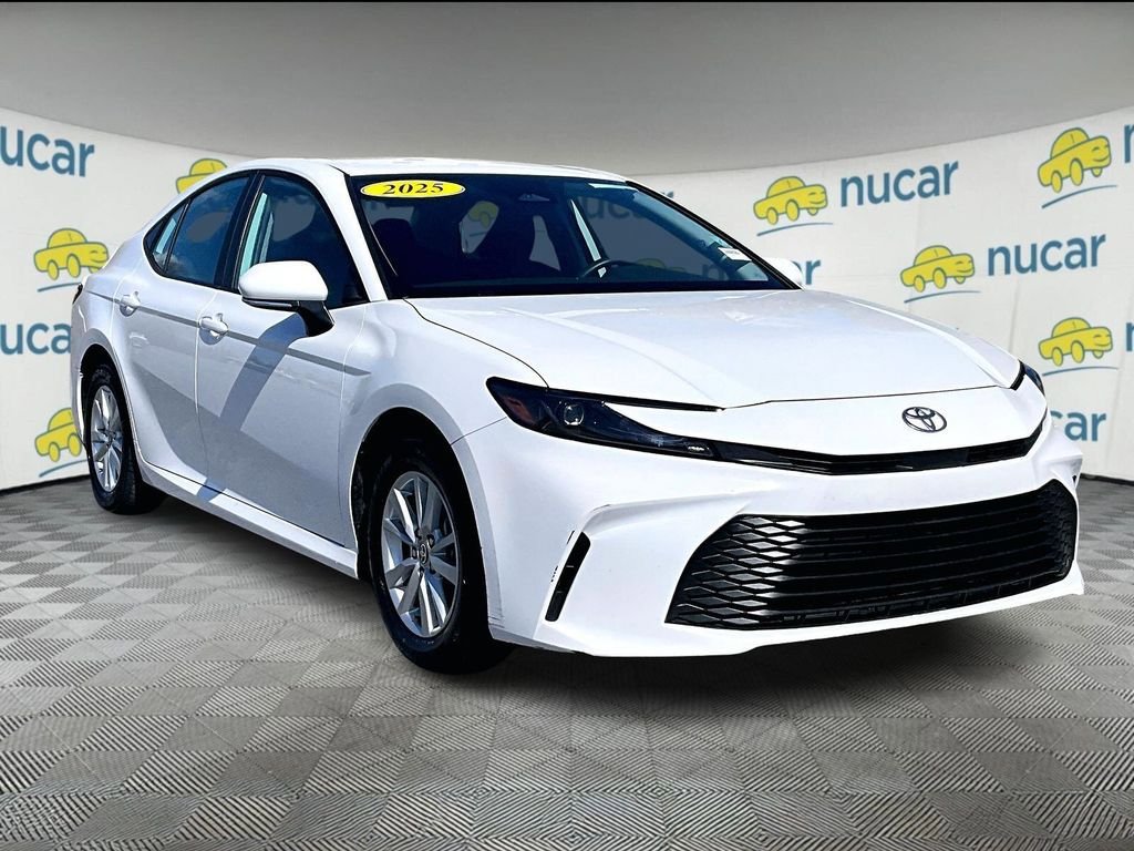 Used 2025 Toyota Camry SE FWD image 1