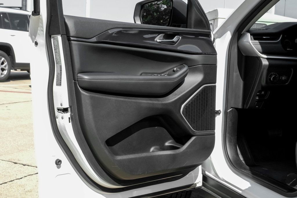 Used 2022 Jeep Grand Cherokee Laredo w/ Luxury Tech Group I image 52