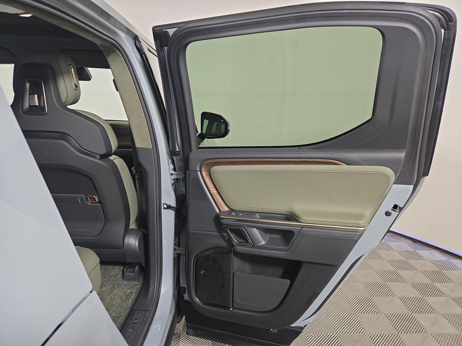Used 2024 Rivian R1T Adventure AWD/4WD image 19