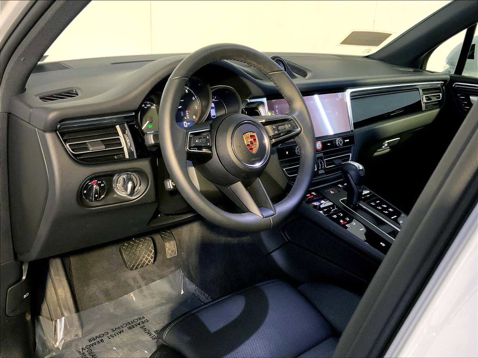 Certified 2025 Porsche Macan image 4