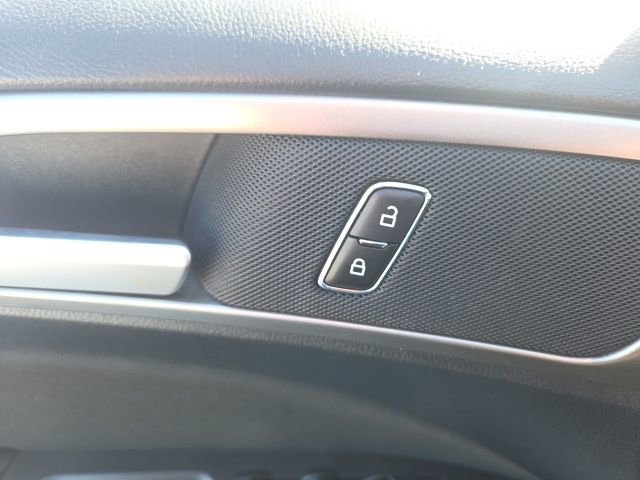 Used 2020 Ford Fusion SE image 18