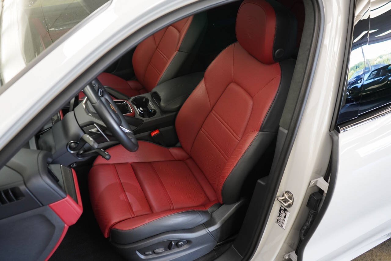 Used 2025 Porsche Cayenne GTS AWD/4WD image 47
