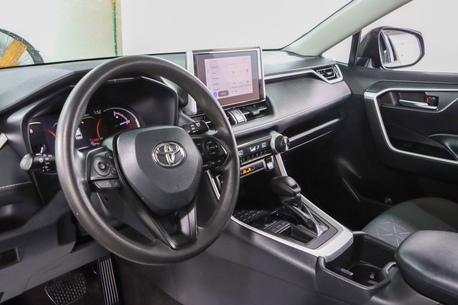 Used 2024 Toyota RAV4 XLE FWD image 22