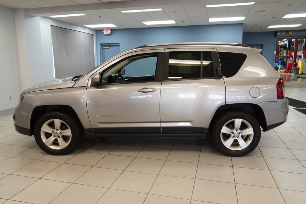 Used 2016 Jeep Compass Latitude AWD/4WD image 2