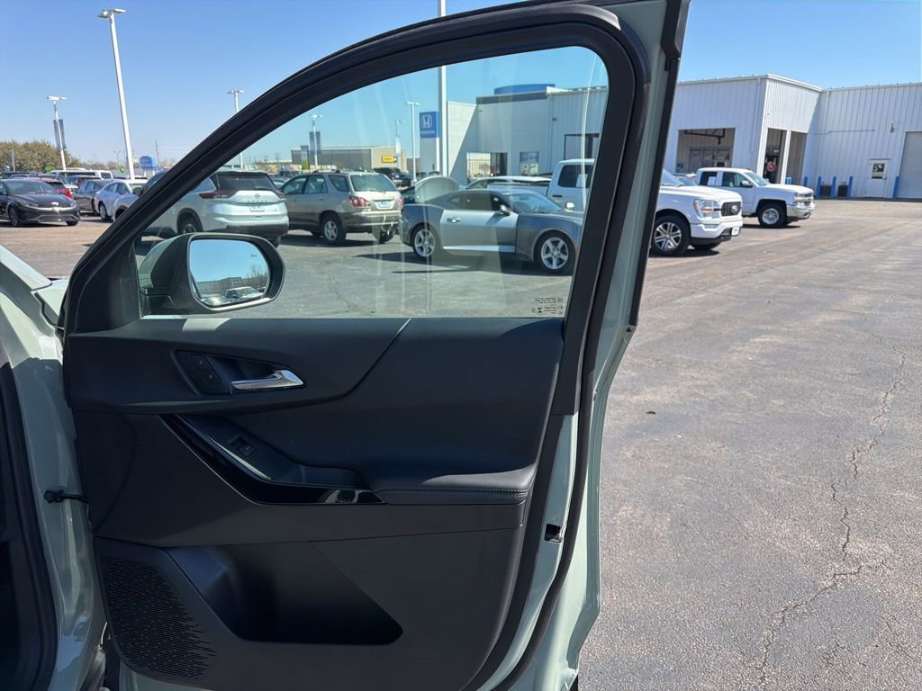 Used 2025 Chevrolet Equinox LT w/ Convenience Package II image 33