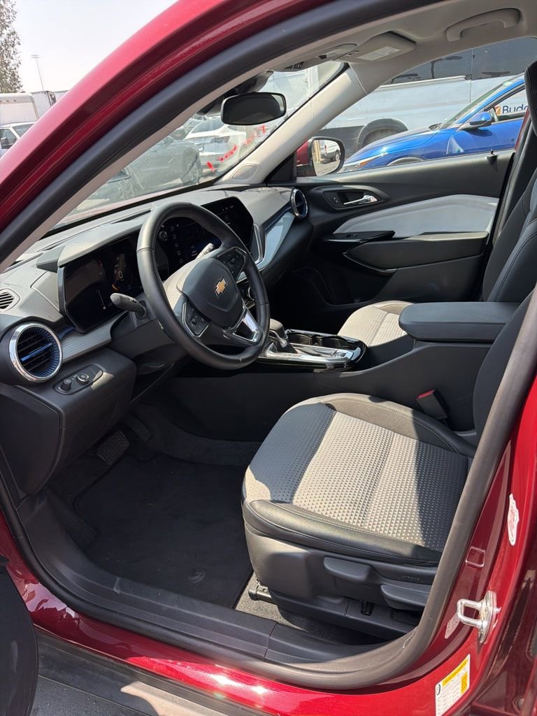 Used 2025 Chevrolet Trax LT w/ LT Convenience Package image 10