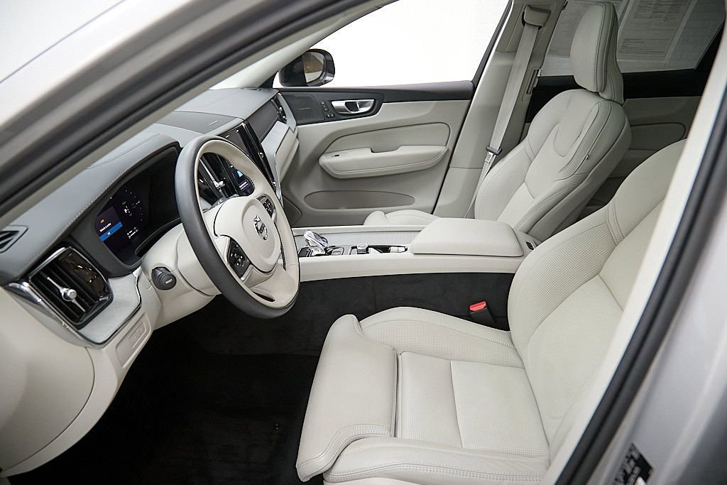 Certified 2024 Volvo XC60 T8 Ultimate w/ Protection Package Premier image 19