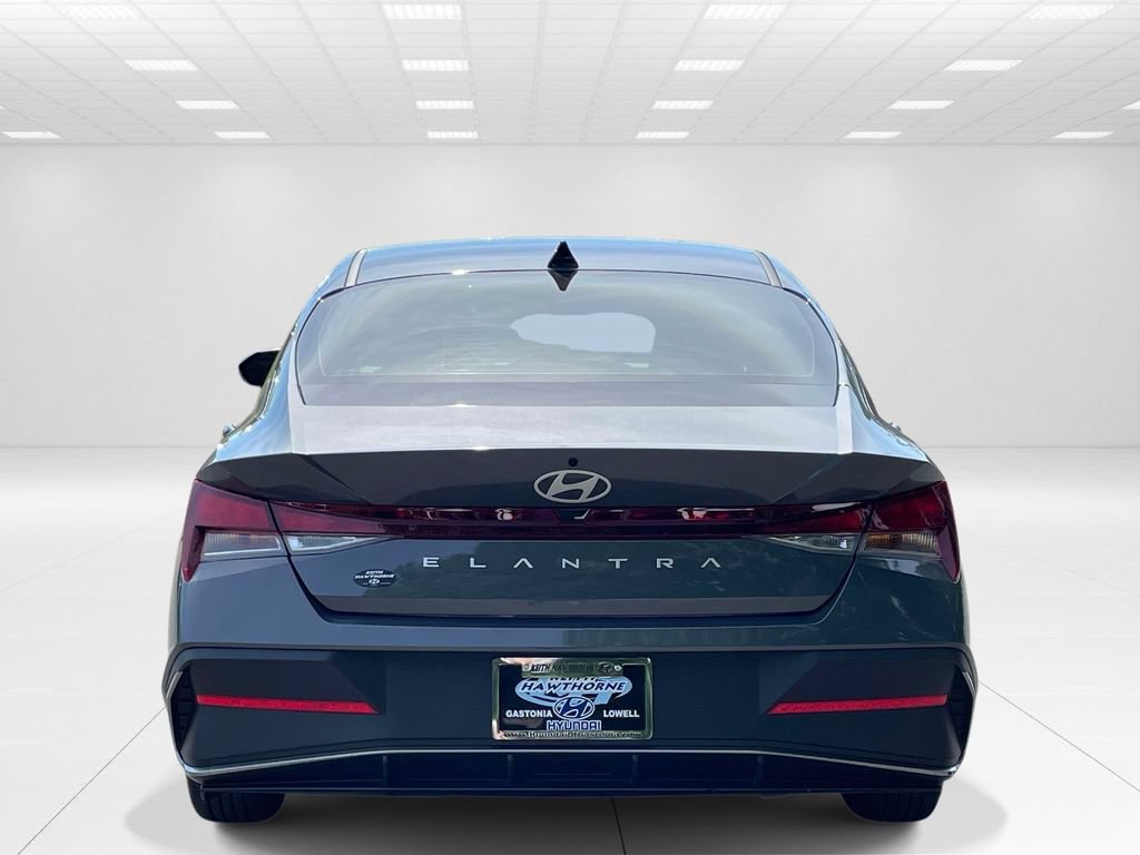 Certified 2025 Hyundai Elantra SE FWD image 5